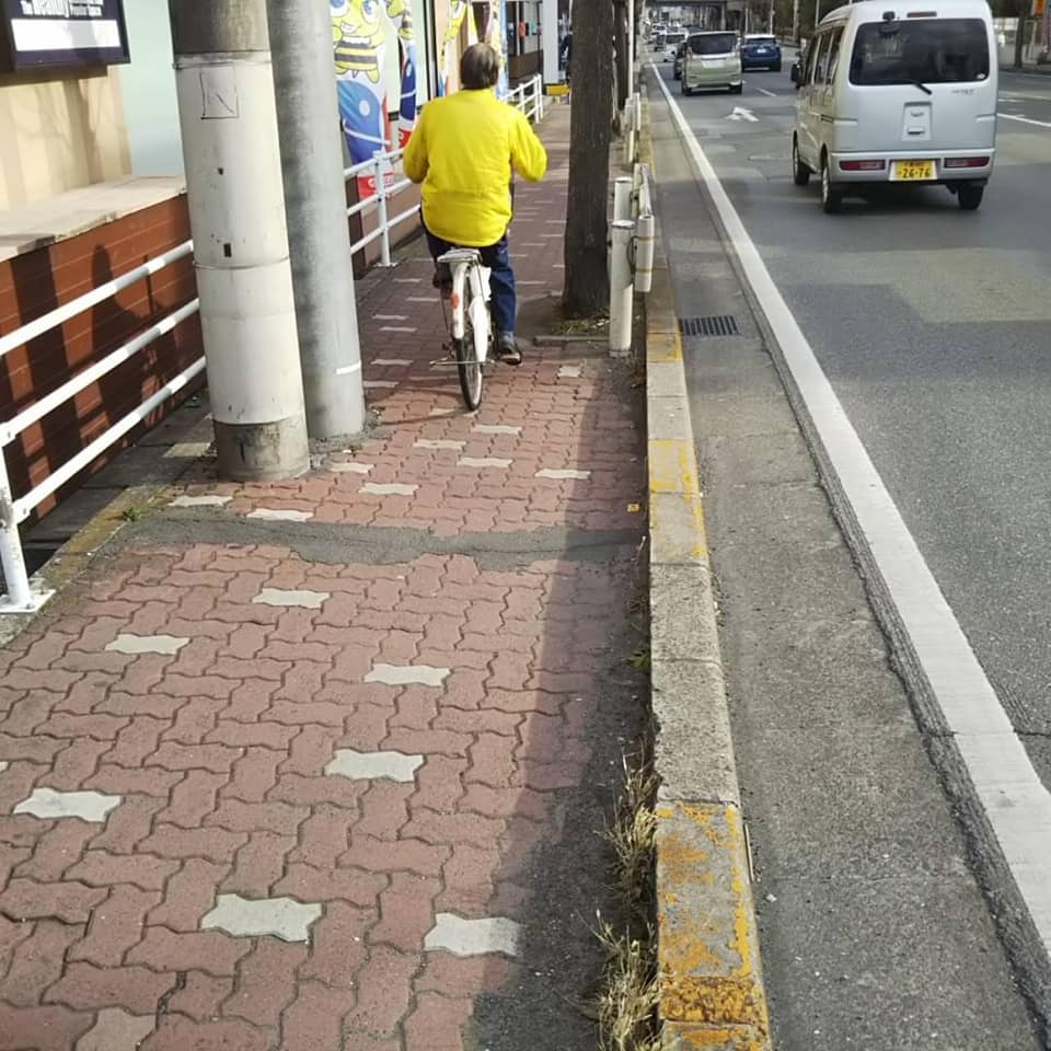 狭い歩道の整備