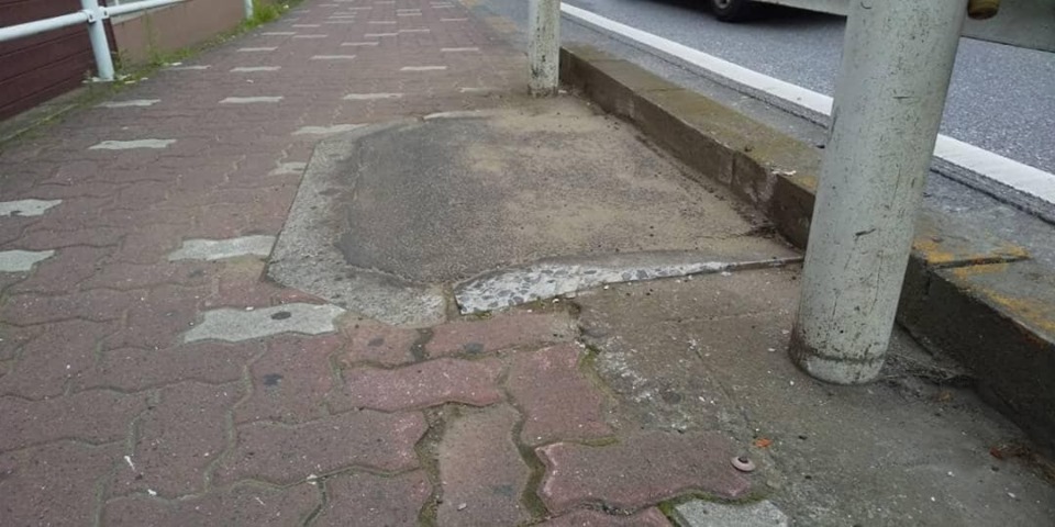 狭い歩道の整備