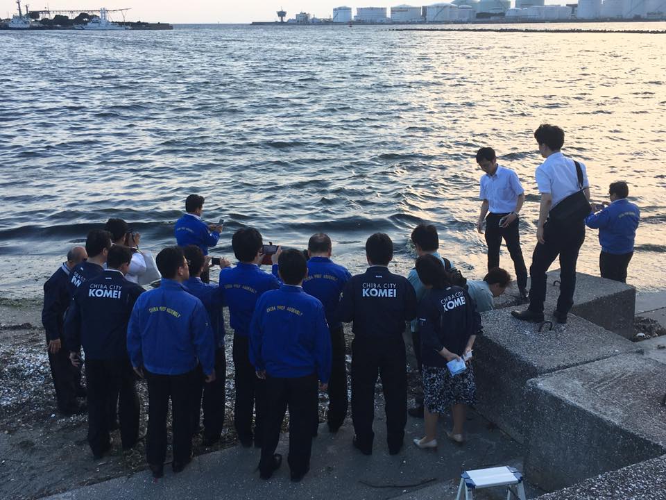 赤潮が発生している千葉港を現地視察
