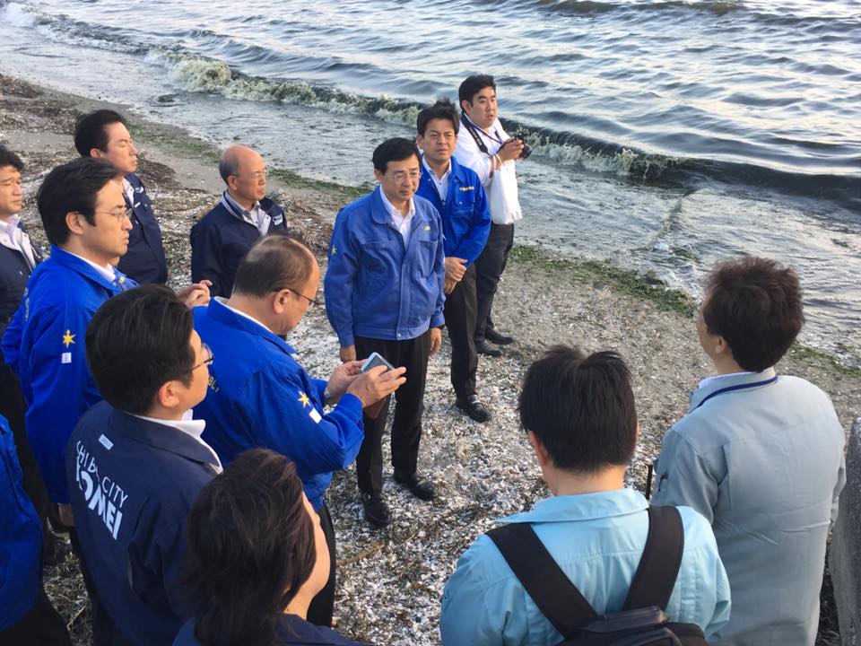 赤潮が発生している千葉港を現地視察
